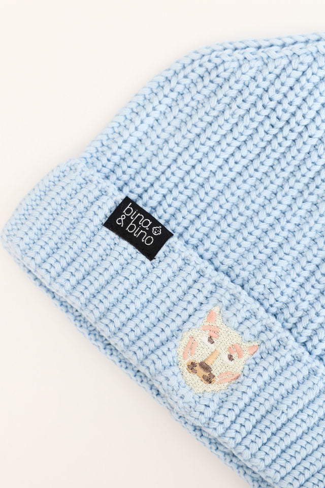 כובע גרב סרוג לתינוקות ולבנים בגוון תכלת בהיר עם שוליים מקופלים – בינה & בינו