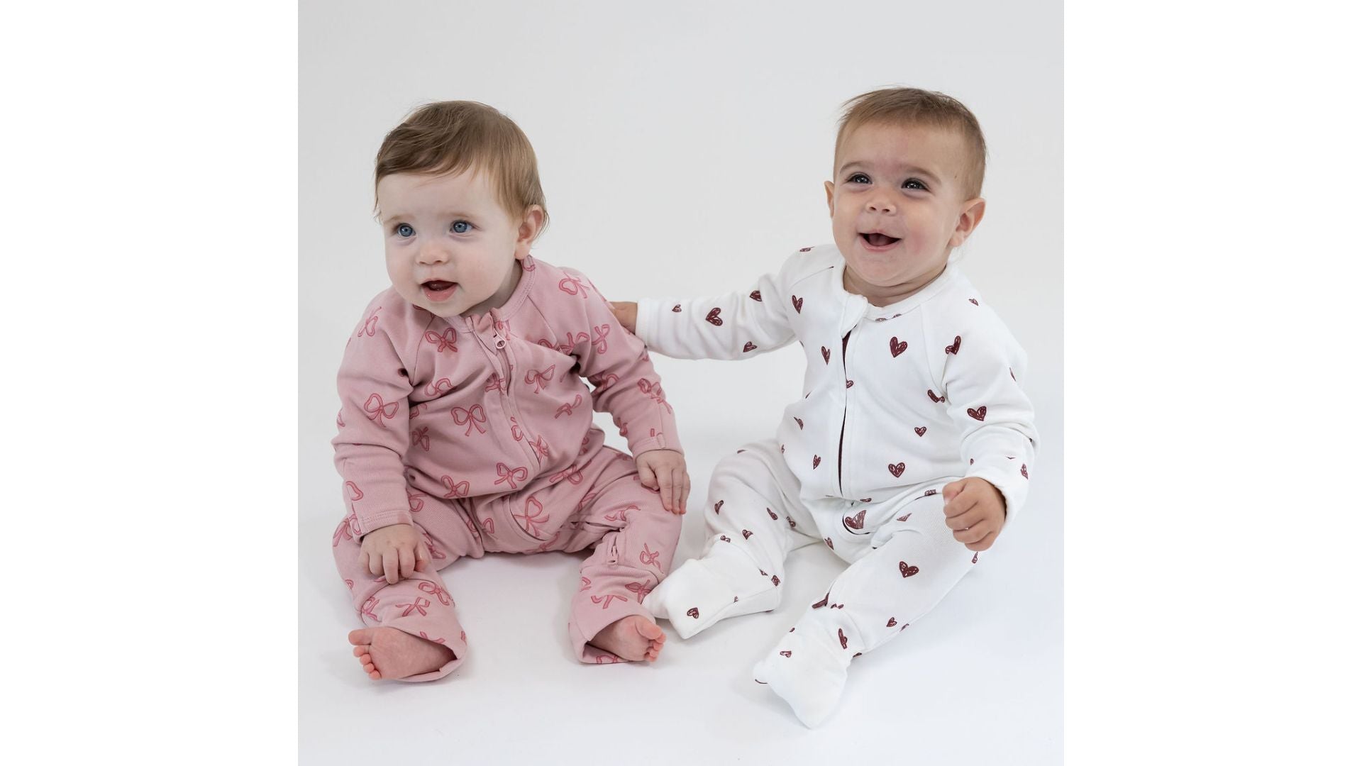 אוברולים לתינוקות לחורף עם רוכסן דו-כיווני ופרינטים של לבבות ופפיונים מבית בינה ובינו.