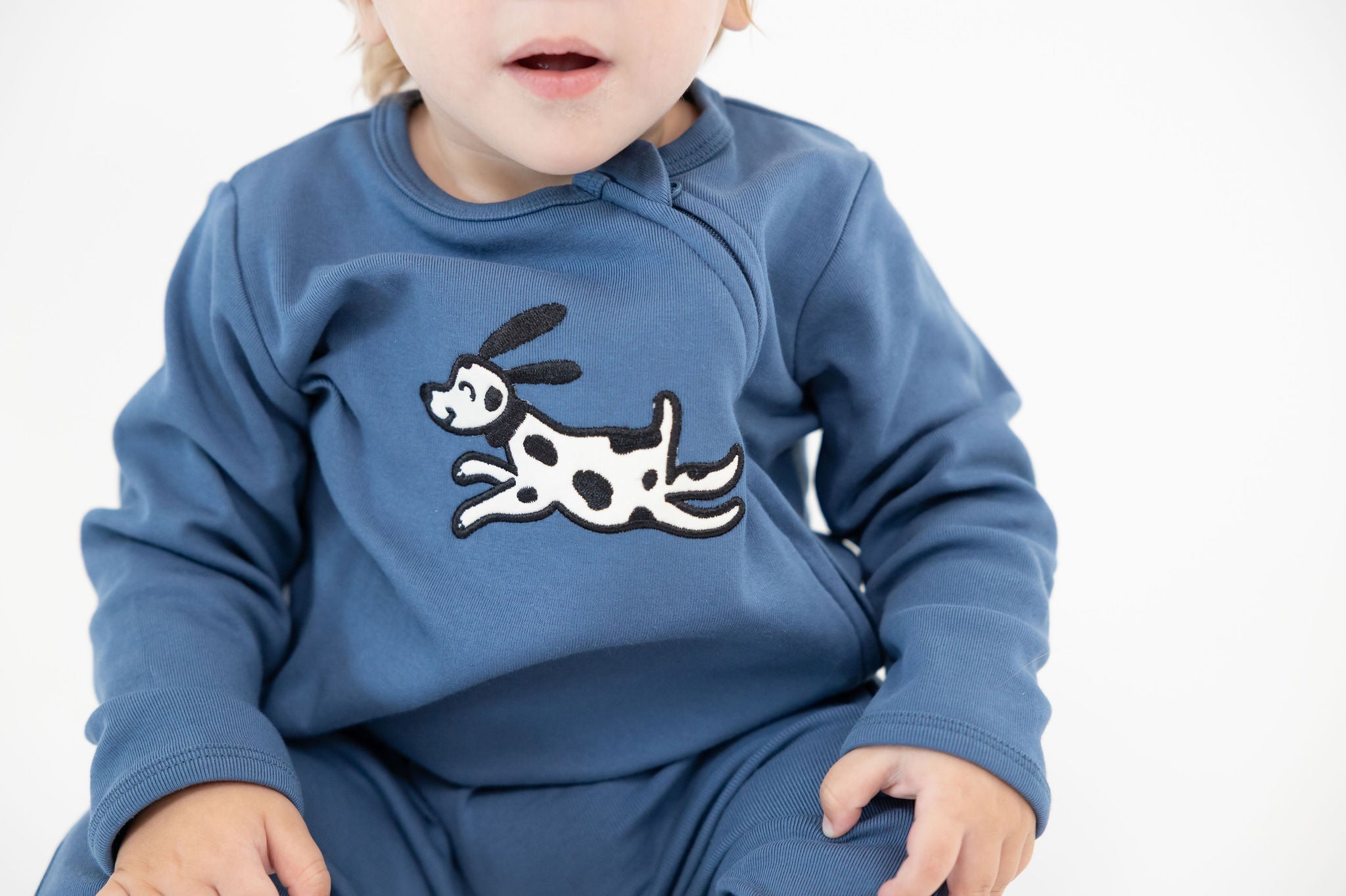 תינוק באוברול פוטר כחול של בינה ובינו