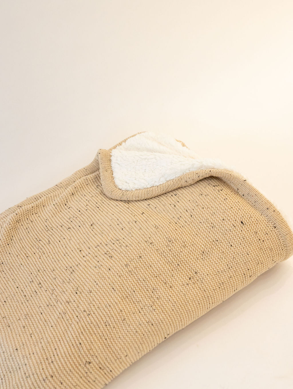 שמיכה סרוגה פרוותית // BEIGE SPECKLED