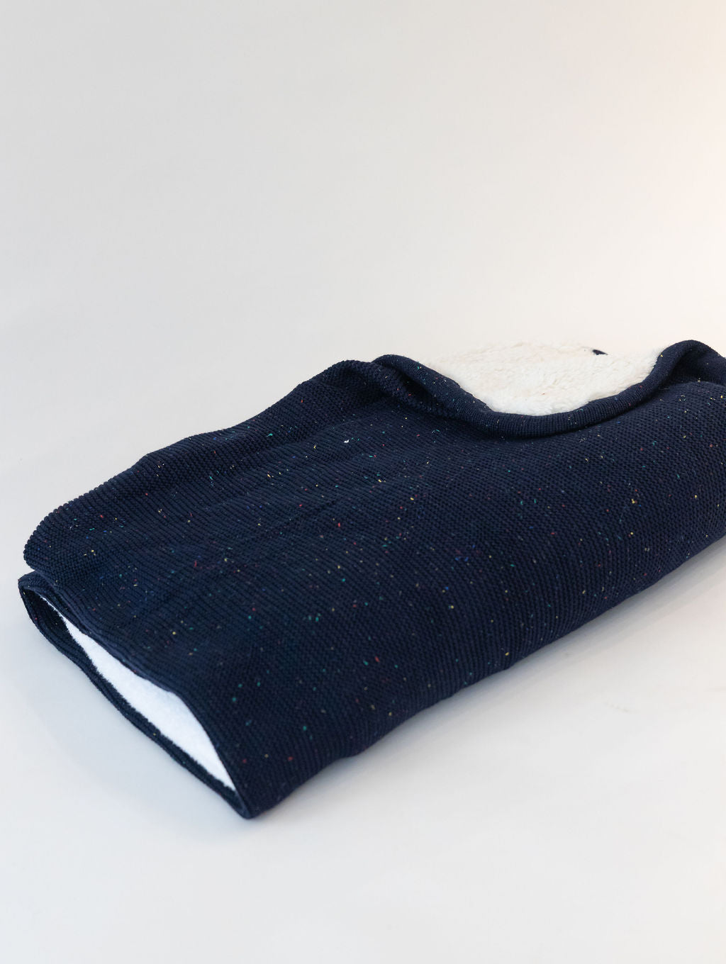 שמיכה סרוגה פרוותית // NAVY SPECKLED