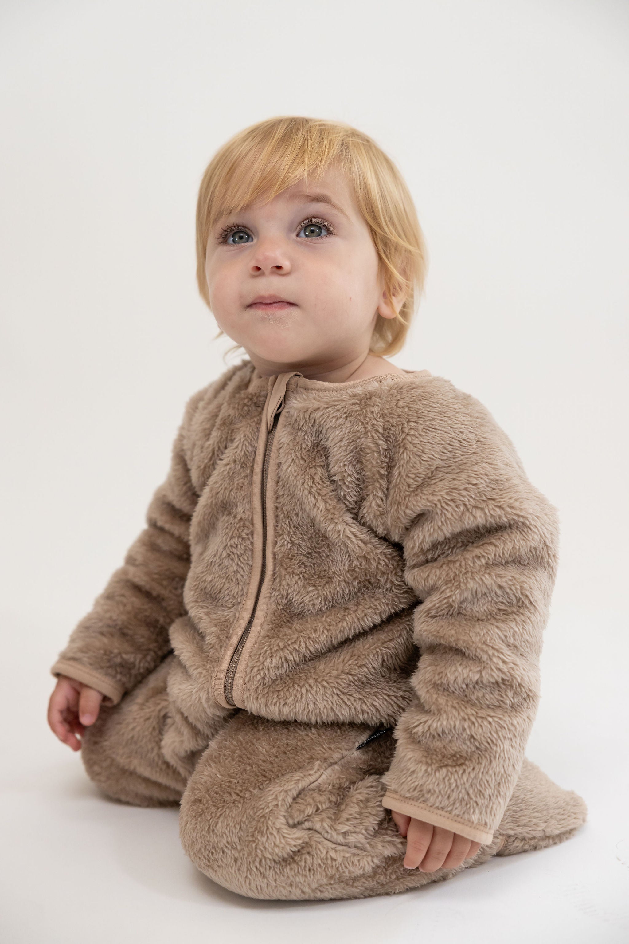 אוברול פרוותי רך עם רוכסן דו כיווני // LATTE